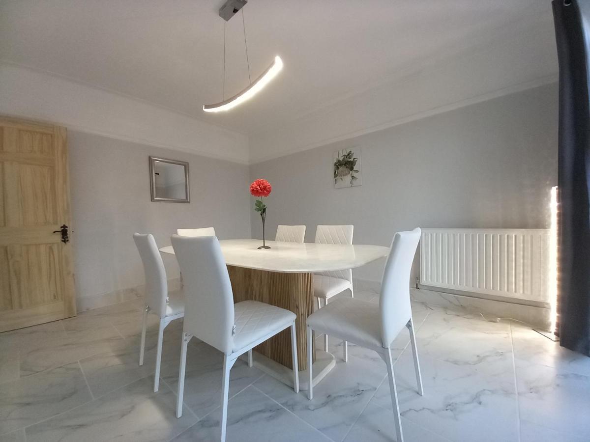 Surbiton Home With Free Parkings, Surbiton, Kingston Upon Thames, Surrey, Greater London Uk Ngoại thất bức ảnh